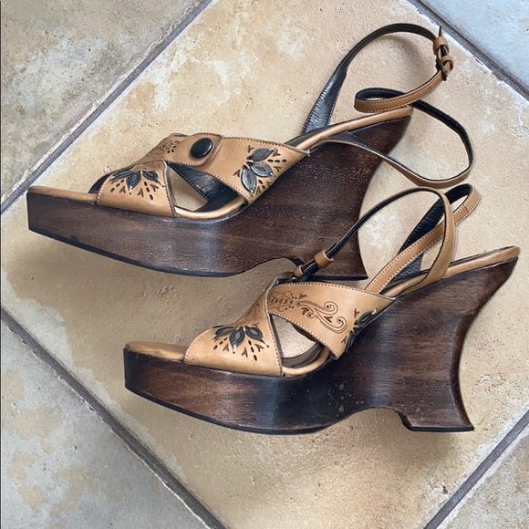 Isabella Fiore Vintage Wood Wedge Heel - Picture 7 of 16